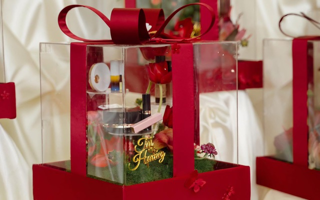 Tráp cưới 18 triệu độc lạ nhất Việt Nam: Gần chục món mỹ phẩm cao cấp, sướng nhất cô dâu!