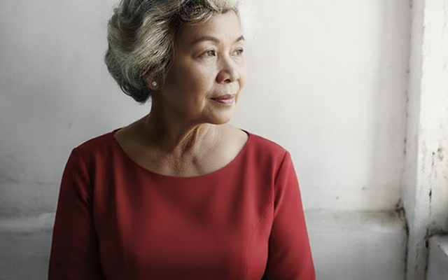 Bà hàng xóm lĩnh lương hưu, mua ngay chiếc váy đỏ và đăng status khiến cả khu phố xôn xao