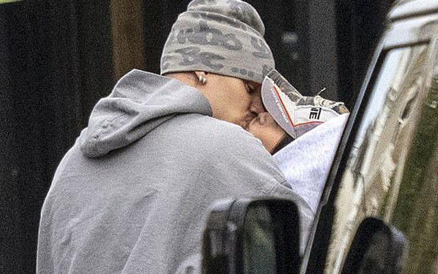 "Tóm dính" con trai Beckham khoá môi bạn gái sexy bên siêu xe Porsche 5 tỷ