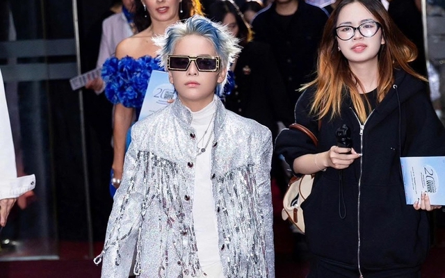 Trịnh Gia Huy gây chú ý như idol Kpop trên thảm đỏ Vietnam International Fashion Week 2025