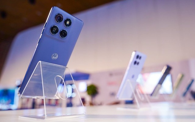 Motorola chính thức tái ngộ Việt Nam: Ra mắt 5 mẫu điện thoại, giá chưa đến 3 triệu đã có pin 7.000mAh