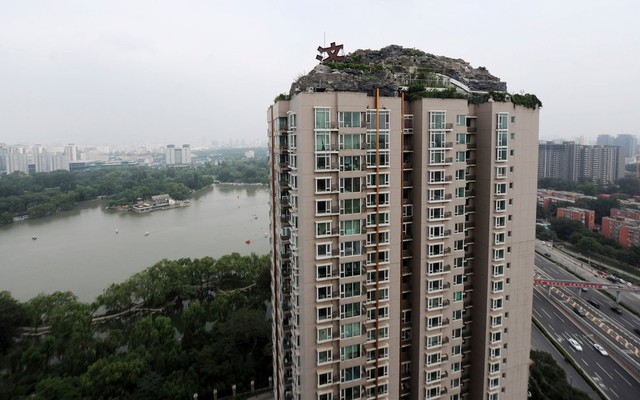 "Độ" penthouse thành “biệt thự cổ quái” 740 m² trên nóc chung cư 26 tầng, người đàn ông bị cơ quan chức năng ra quyết định cưỡng chế: “Phải dỡ bỏ trong 15 ngày”