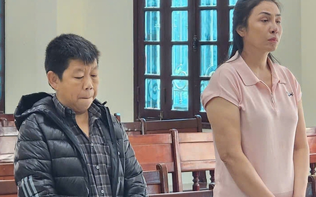 Nữ tiếp viên "bấm bài, rót bia" bán dâm cho khách ngay tại quán karaoke Phố Biển