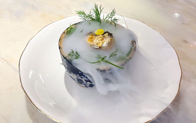 Ẩm thực cao cấp của Việt Nam là như thế nào? Khách Tây nếm thử 12 món của nhà hàng "ngon nhất đất nước"