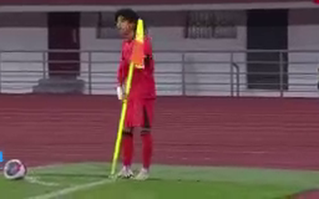 Thua Việt Nam, cầu thủ Trung Quốc nhận “bão chỉ trích” khi giật phăng cả cột cờ phạt góc