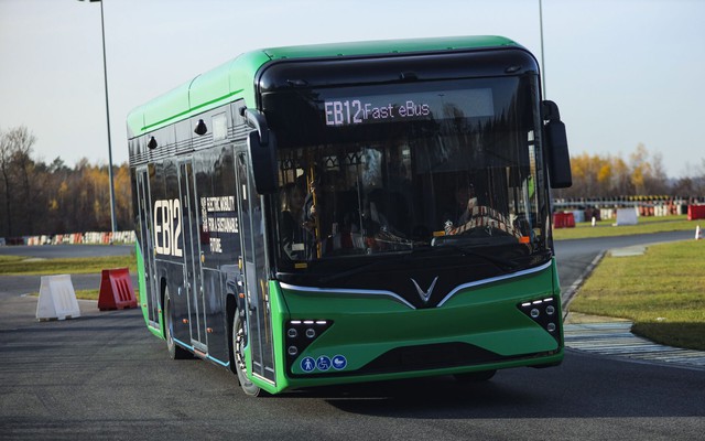 Soi thông số đầy đủ VinFast EB 12 bán ở châu Âu: Xe buýt chở 90 người tiện nghi không kém xe con