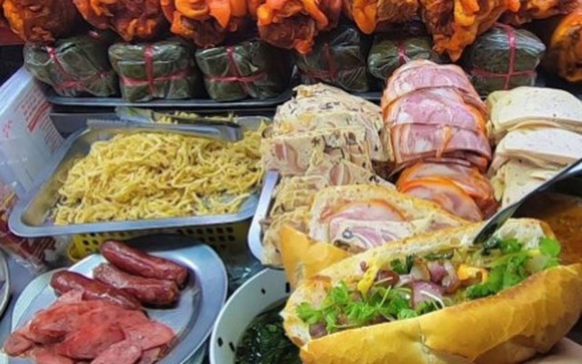 Sau vụ ngộ độc ở TP.HCM: Nhiều người e dè ăn bánh mì, sợ nguyên liệu 'trôi nổi'