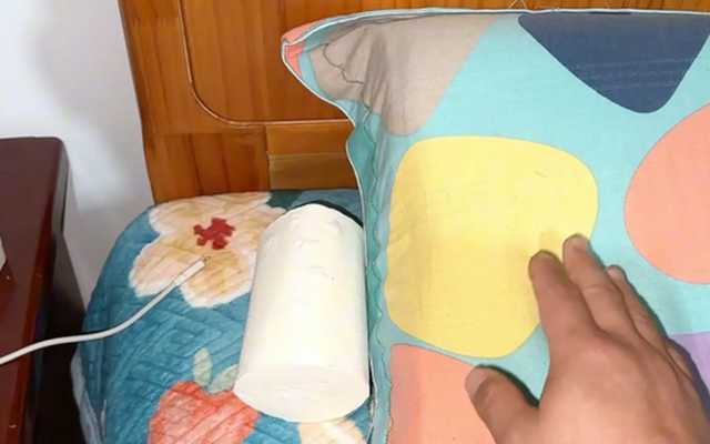 Tại sao không nên để cuộn giấy ăn ngay đầu giường?