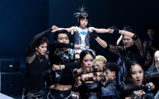 Mẫu nhí Jennie Bảo Châu gây chú ý khi chơi piano và vũ đạo tại Tuần lễ Thời trang Quốc tế Việt Nam 2025