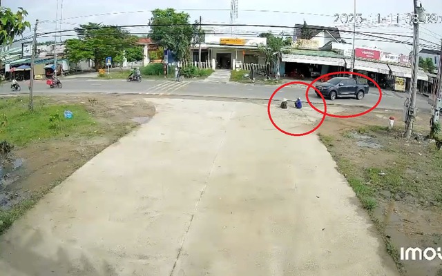 Clip ô tô cán 2 cụ già ngồi bên đường, tài xế đã đưa nạn nhân đi cấp cứu, 3 ngày sau mới làm một việc
