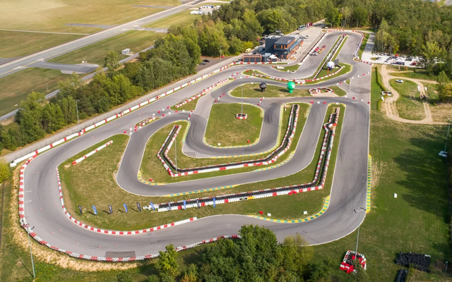 Hai chiếc xe điện VinFast mới tinh xuất hiện ở một trường đua châu Âu: Sắp mở bán tại nước sát Ukraine