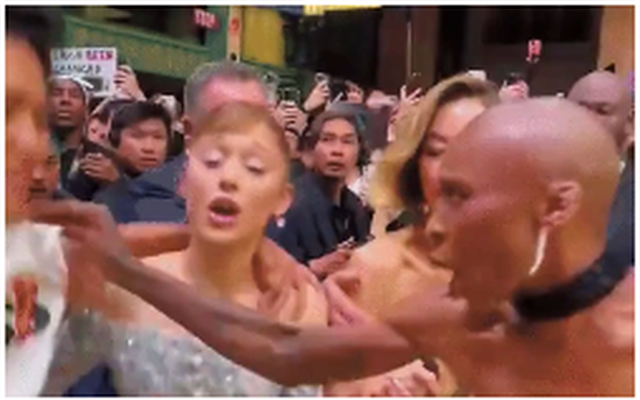 Ariana Grande bị fan cuồng tấn công giữa sự kiện, 1 "chị đại" ra tay cực ngầu cứu nguy cấp tốc
