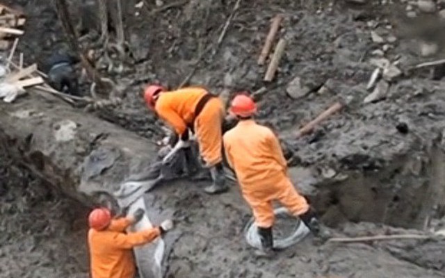 Người đàn ông đào được khúc gỗ đen sì tỏa ra mùi thơm, dài hơn 30m, nặng 60.000 kg: Cảnh sát lập tức phong tỏa hiện trường