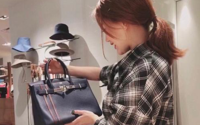 Chi 480 triệu đồng mua Hermès Birkin, cô gái đổi trả 2 lần vẫn chỉ nhận được túi fake liền khởi kiện, tòa tuyên bố: “Phải bồi thường 1,4 tỷ đồng”