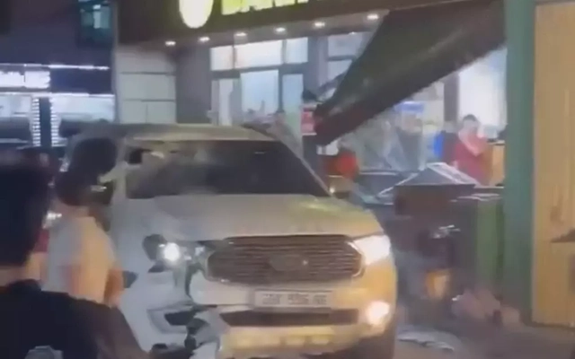 Làm rõ vụ xe 7 chỗ lao vào cửa hàng ăn rồi bỏ chạy khỏi hiện trường