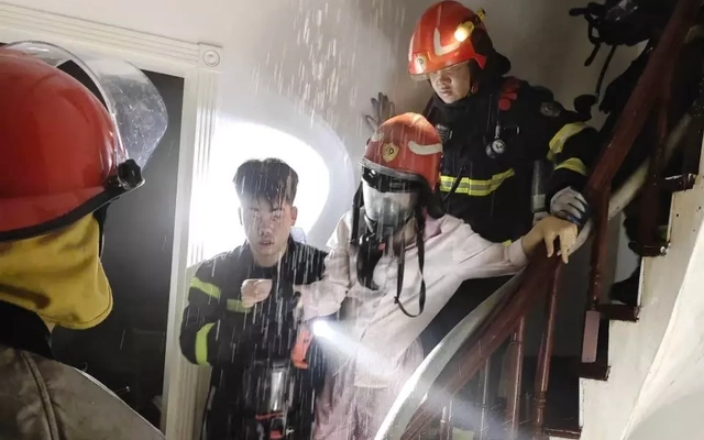 Cảnh sát giải cứu người phụ nữ mắc kẹt trong ngôi nhà 7 tầng đang cháy