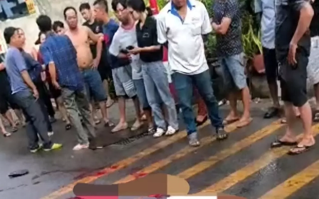 Người đàn ông tử vong giữa đường ở TPHCM nghi bị truy sát