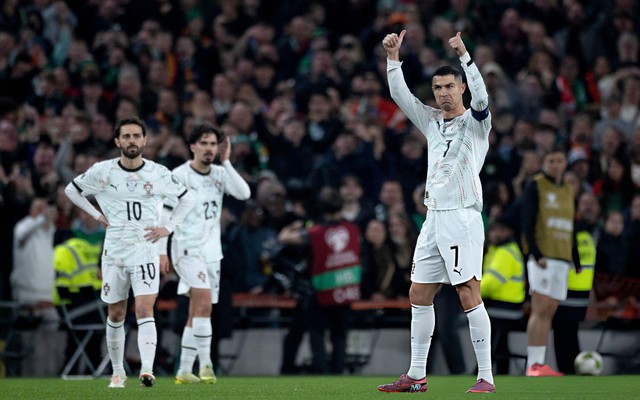 HLV Tuchel cảnh báo cầu thủ Anh: Đừng bị đuổi như Ronaldo