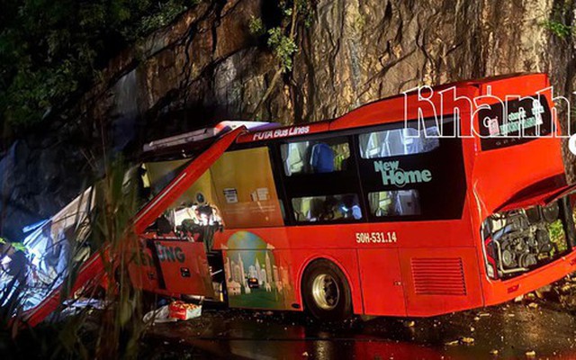 Hiện trường vụ sạt lở núi đè lên xe khách Phương Trang khiến 6 người chết, 16 người bị thương
