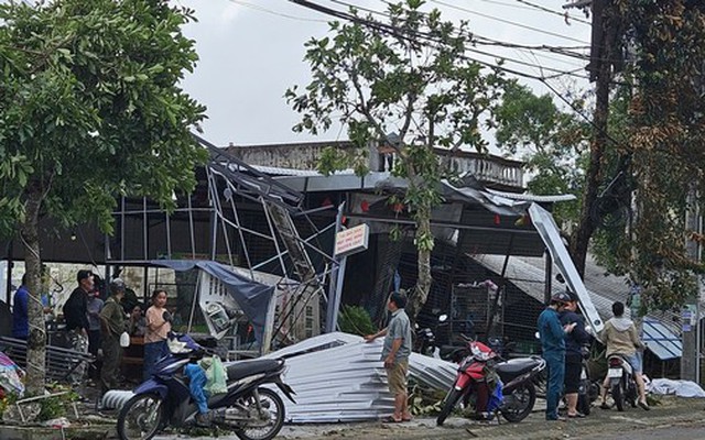 CLIP: Lốc xoáy kinh hoàng ở Đà Nẵng, 4 người bị thương