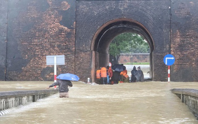 Vì sao miền Trung lại mưa lớn, có vượt kỷ lục của đợt mưa hồi cuối tháng 10?