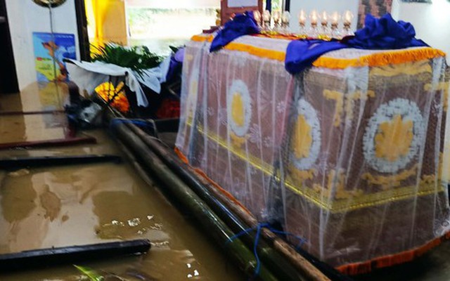 Huế: Chợ ngập tới nóc, quan tài phải khiêng lên ghe do lũ lụt