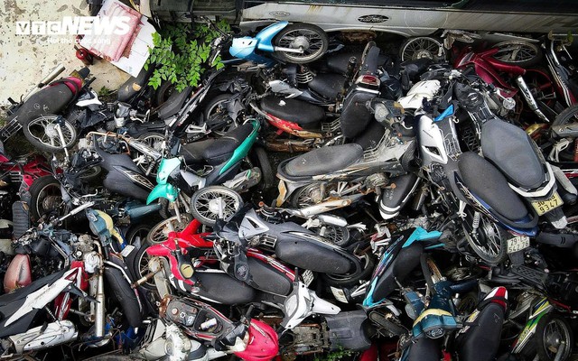 Cận cảnh hàng nghìn phương tiện chất đống trong 'nghĩa địa' xe vi phạm ở Hà Nội