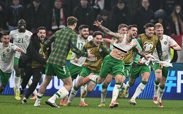 Parrott từ gã phiêu bạt giang hồ đến cú hat-trick điên rồ đưa Ireland sống lại giấc mơ World Cup