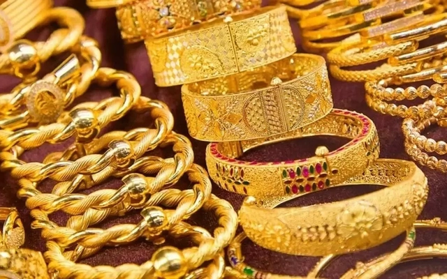 Giá vàng thế giới tiếp tục lao dốc