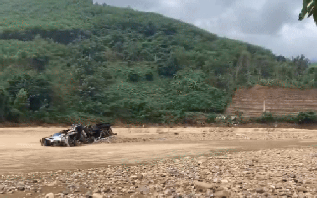 CLIP: Xe đầu kéo bị lũ "vò nát", cả 100 người tìm kiếm tài xế mất tích