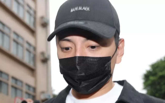 Người khiến 18 nghệ sĩ bị bắt xuất hiện