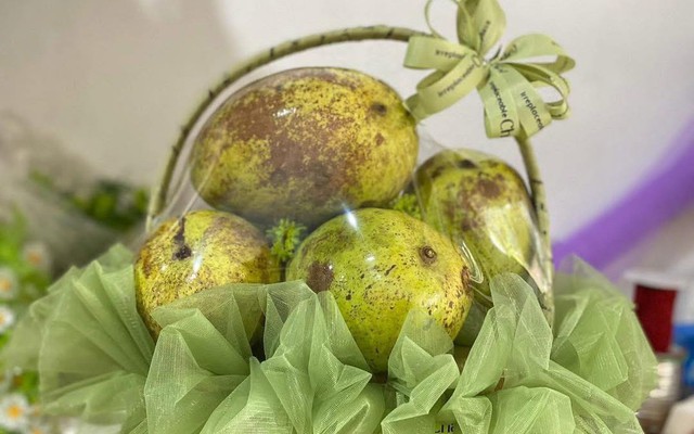 Giỏ trái cây tặng cô giáo nhân ngày 20/11 khiến mạng cả xã hội thắc mắc: Đã tìm ra chủ nhân và lý do