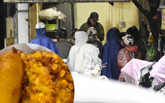 Thực tế tại hàng bánh chuối Hà Nội khiến khách "ức phát khóc": Người mua vẫn tới đông nghịt dù trời mưa lớn