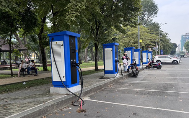 Trạm sạc ô tô điện VinFast xuất hiện ngày càng nhiều ở trung tâm TP HCM
