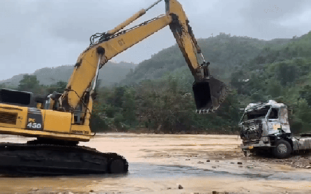 CLIP: Xe đầu kéo trong vụ tài xế bị lũ cuốn ở Quảng Trị đã được trục vớt, hé lộ hình ảnh đầu tiên