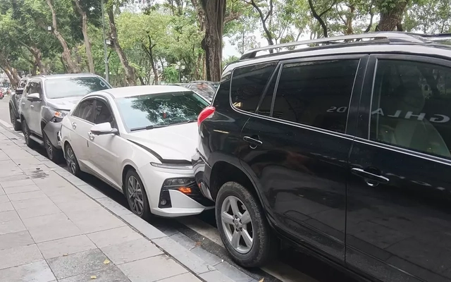 Hà Nội: 4 ô tô 'dồn toa' trên phố Lê Thái Tổ