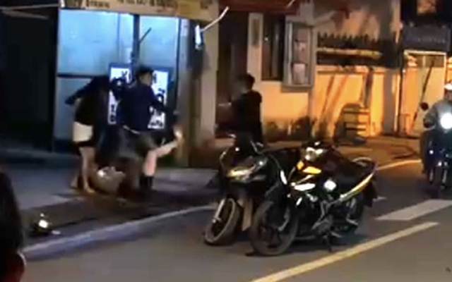 Công an TP HCM truy tìm 2 đôi nam nữ hỗn chiến