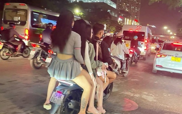 Thanh niên "kẹp 4" trên phố Hà Nội bị phạt 3 triệu đồng: Xe mượn của họ hàng để hành nghề