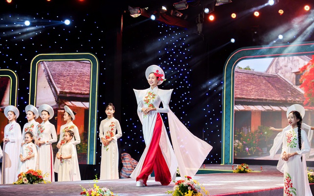 NTK Cao Thu Vân mang sắc đỏ hoa phượng lên tà áo dài Việt