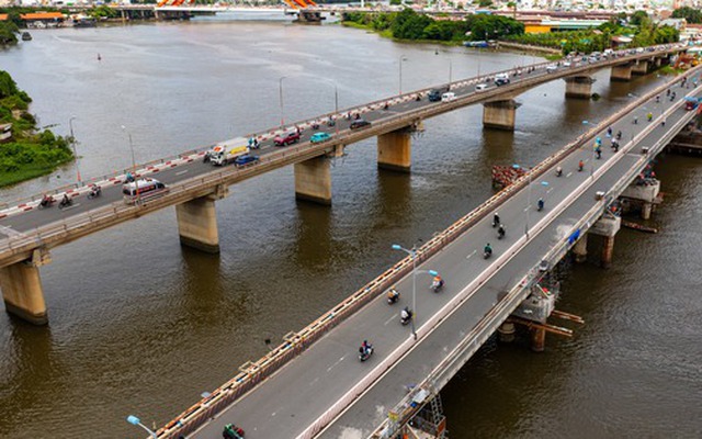 Một tháng thần tốc: Cầu 11.000 tấn được nâng lên 1,08m nhờ 100 "người khổng lồ thép" làm chủ công nghệ phức tạp, tạo kỳ tích chưa từng có tiền lệ ở Việt Nam