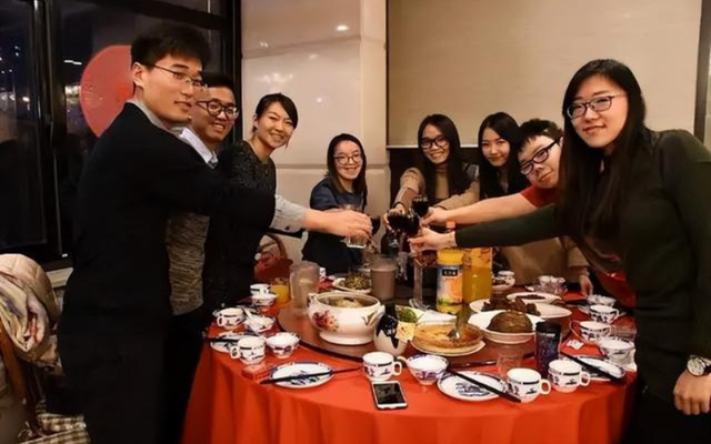 Đi họp lớp hết gần 18 triệu, bạn bè nói 1 câu khiến lớp trưởng tự ái, quyết xóa nhóm lớp