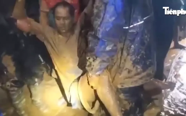 Sập quả đồi, vùi lấp hoàn toàn 6 nhà dân