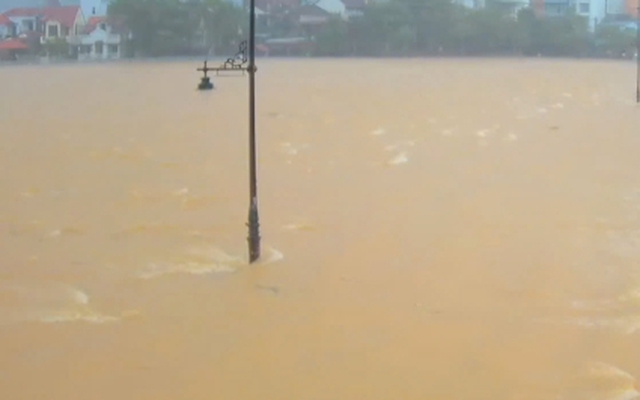 Huế lại mưa trắng trời, cảnh báo nguy cơ 'lũ chồng lũ'