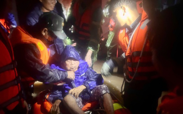 Khánh Hoà: Nhói lòng những lời kêu cứu trong đêm lũ