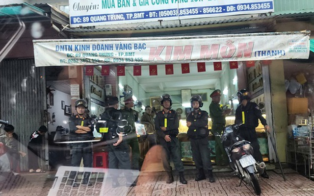 Công an có mặt tại cửa hàng vàng bạc nổi tiếng ở Đắk Lắk