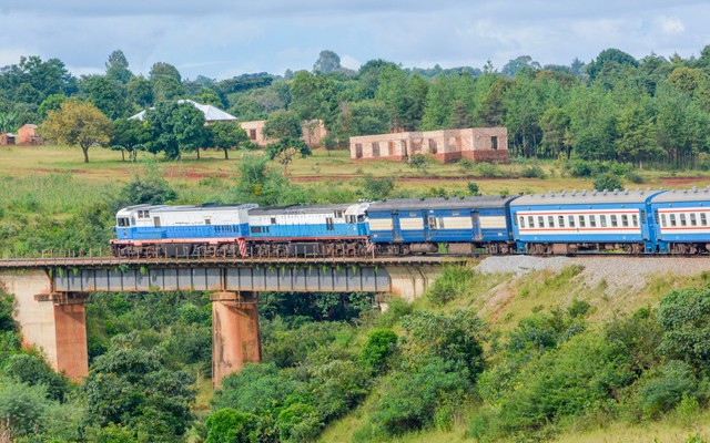 Đang nợ Trung Quốc hơn 4 tỷ USD, một nước nghèo vay thêm 1,4 tỷ USD từ chủ nợ để đại tu đường sắt dài hơn 1.800 km, mở đường cho Bắc Kinh đưa tài nguyên về nước nhanh chóng