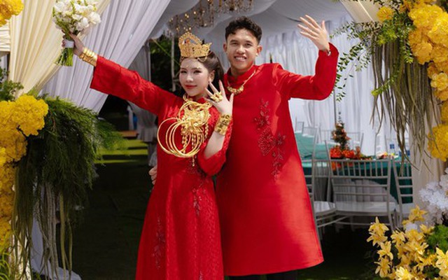 Tiền vệ tuyển Việt Nam cùng chủ tiệm vàng trích tiền mừng cưới ủng hộ miền Trung