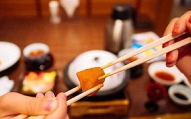 Vì sao người Việt kiêng 'nối đũa'?