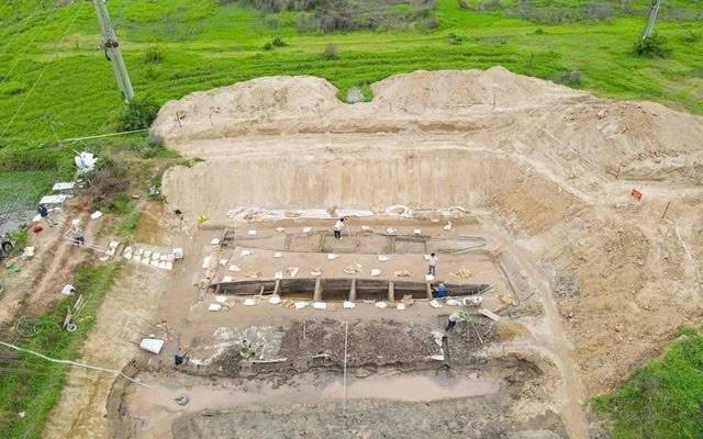 Cải tạo đất để nuôi cá, người dân phát hiện vật dài 17m màu vàng lạ, chuyên gia xác nhận báu vật 2.000 năm tuổi hiếm có trên thế giới