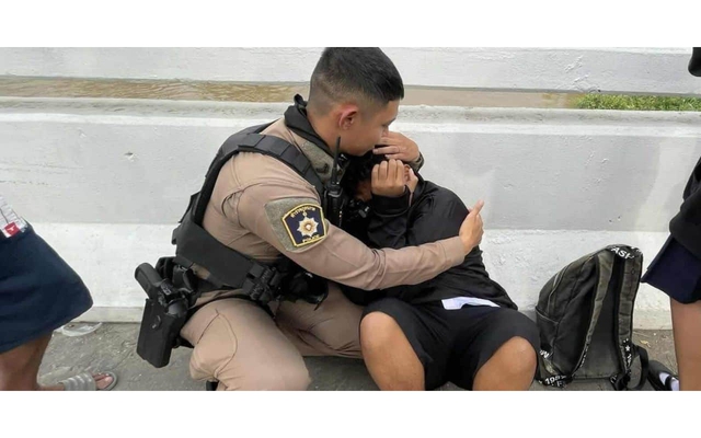 Thiếu niên 15 tuổi định nhảy cầu rồi được cảnh sát cứu, mẹ chia sẻ lý do đằng sau hành động của con trai